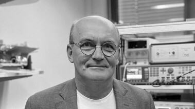 Porträt von Dr. Dyakonov im Labor mit wissenschaftlichen Geräten, anlässlich eines ERC Grants.